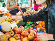 personne qui achète fruits et legumes