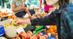 personne qui achète fruits et legumes