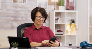 une femme derriere un bureau avec une tablette